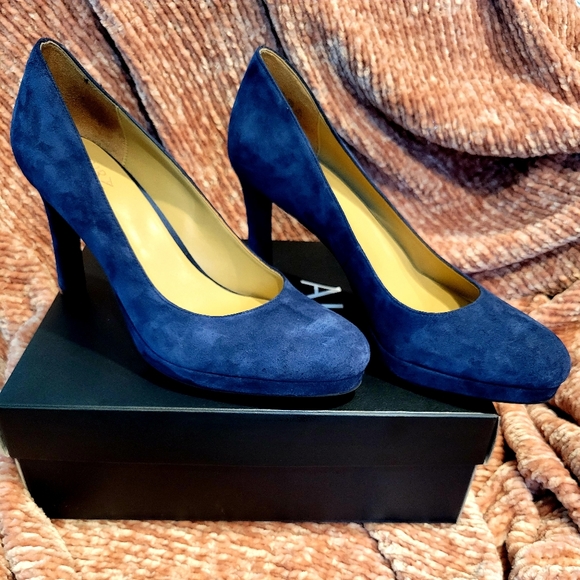 Navy Suede heels/ Naturalizer- Teresa- 8.5N/ box - Picture 5 of 9
